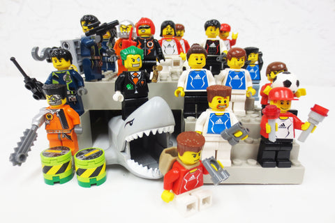 Lot 20 Lego Minifigures Avengers, Adidas Soccer Team, Joker, 4.5" Shark 62605